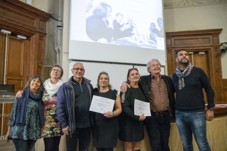 Un groupe de personnes venant de recevoir leur diplôme